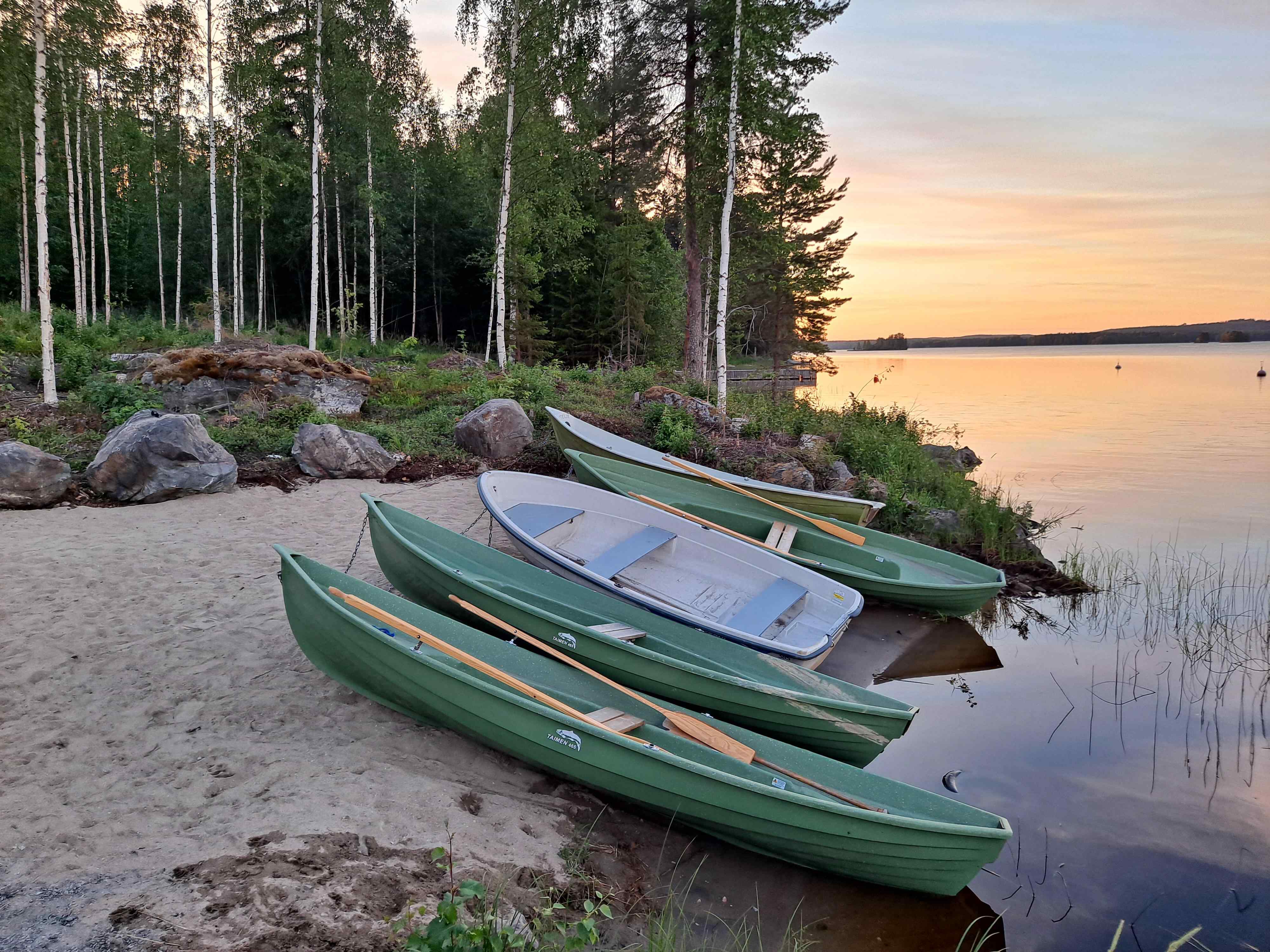 Vene auringonlaskussa Saimaan järvellä, Suomessa